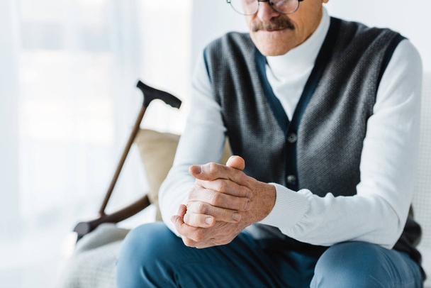 baston evde oturan emekli adam görünümünü kırpılmış - Fotoğraf, Görsel