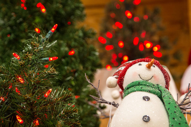 Compras de Natal. Interior da loja com árvores de Natal, luzes e boneco de neve para venda
. - Foto, Imagem