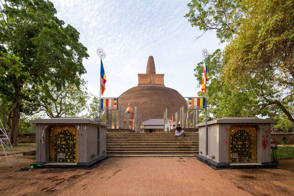Abhayagiri Stupa in Anuradhapura Ancient City, Sri Lanka - Fotoğraf, Görsel