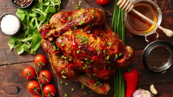 Pollo entero asado o pavo servido con chiles y cebollino - Metraje, vídeo