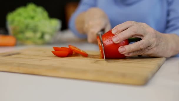 Elder female hands cutting pepper. - Πλάνα, βίντεο