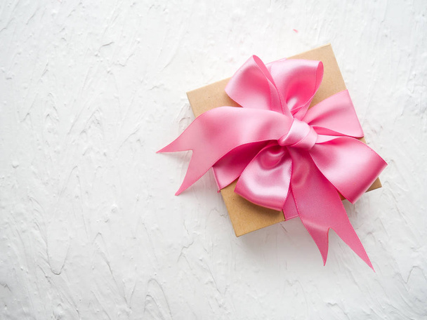 Carino regalo decorato set regalo con nastro rosa autentico su sfondo bianco
 - Foto, immagini