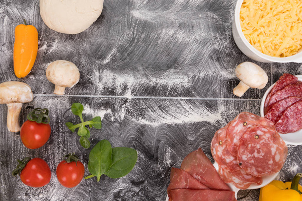 石のテーブルでピザを調理するための新鮮な食材。食品の背景。食品のコンセプト。平面図です。テキストのためのスペース - 写真・画像
