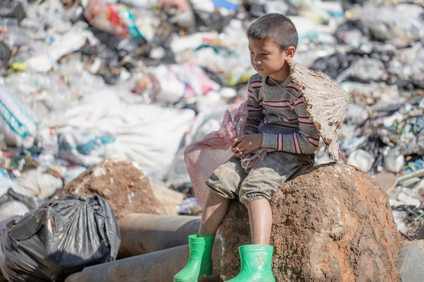  Kinderen vinden rommel te koop en recyclen ze op stortplaatsen, het leven en de levensstijl van de armen, Kinderarbeid, Armoede en Milieu Concepten - Foto, afbeelding