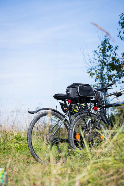 Radtour: Fahrräder, Gras und blauer Himmel. Draußen, Textraum - Foto, Bild