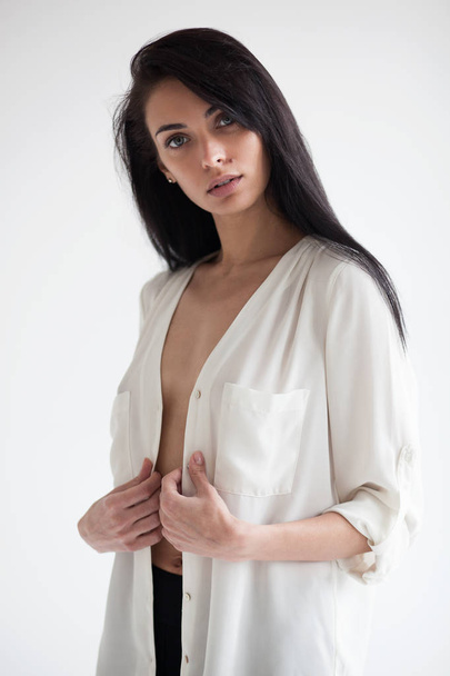 Beautiful sexy brunette in white blouse - Foto, imagen