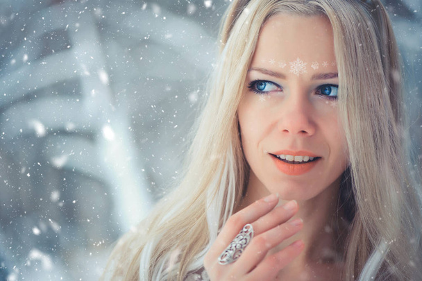 Winter Beauty Woman. Belle fille modèle de mode avec coiffure de neige et maquillage dans la forêt d'hiver. Maquillage festif et manucure. Reine d'hiver avec neige et glace coiffure
. - Photo, image
