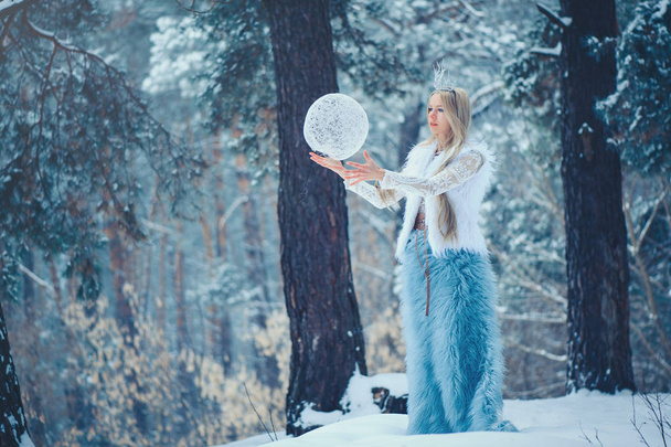 Téli szépségápolási nő. Csodálatos divat modell lány hó frizura és smink téli erdőben. Ünnepi smink és manikűr. Télen királyné a hó és a jég frizura. Magic a hó. - Fotó, kép