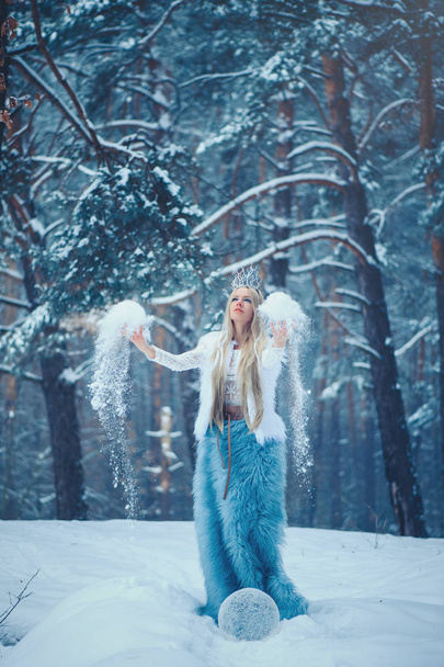 Зимняя красавица. Девушка-модель со снежной прической и макияжем в зимнем лесу. Праздничный грим и маникюр. Зимняя королева со снегом и ледяной прической. магия
 - Фото, изображение
