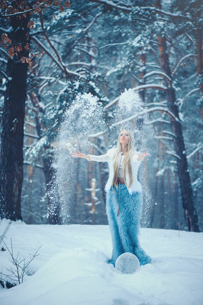 Зимняя красавица. Девушка-модель со снежной прической и макияжем в зимнем лесу. Праздничный грим и маникюр. Зимняя королева со снегом и ледяной прической. магия
 - Фото, изображение