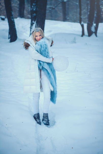 Winter Schönheit Frau. schöne Mode-Modell Mädchen mit Schnee-Frisur und Make-up im Winter Wald. festliches Make-up und Maniküre. Winterkönigin mit Schnee- und Eisfrisur. Magie - Foto, Bild
