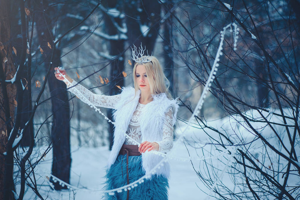 Téli szépségápolási nő. Csodálatos divat modell lány hó frizura és smink téli erdőben. Ünnepi smink és manikűr. Télen királyné a hó és a jég frizura. Magic - Fotó, kép