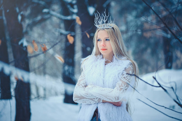 Mulher da Beleza de Inverno. Menina modelo de moda bonita com penteado de neve e maquiagem na floresta de inverno. Maquiagem festiva e manicure. Rainha de Inverno com neve e penteado de gelo. magia
 - Foto, Imagem