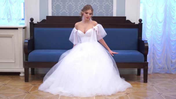 Krásná blondýna nevěsta pózy v elegantní bohaté vnitřní - Záběry, video