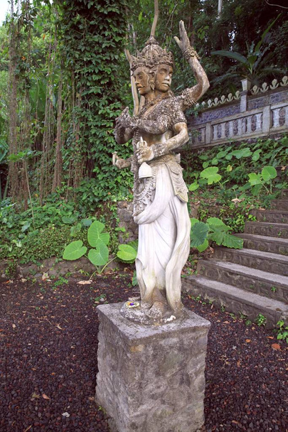 Estatuas de piedra de varias deidades y demonios (asuras) en los terrenos del palacio de agua Tirtha Ganga, Bali, Indonesia
 - Foto, Imagen