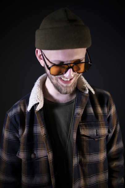 Όμορφος αρσενικό μοντέλο hipster με γενειάδα χαμογελαστά - Φωτογραφία, εικόνα