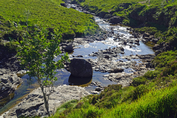 Au pied des Cuillins noirs près de Glenbrittle se trouvent les piscines de fées, des piscines bleues magnifiquement cristallines sur la rivière Brittle
. - Photo, image