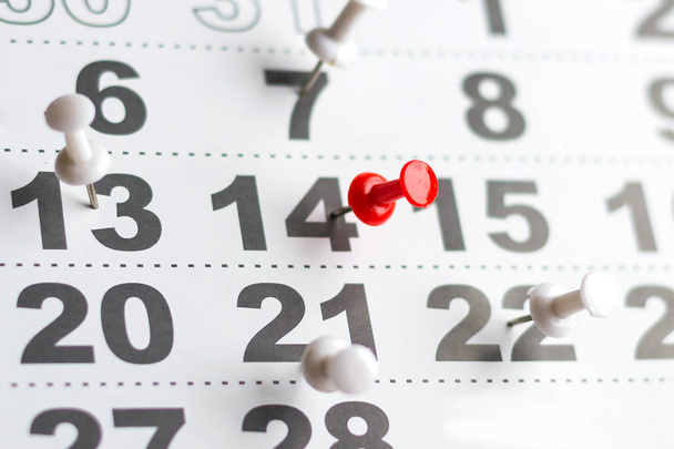 Calendario con numeri contrassegnati con spilli bianchi e rossi. Il numero del 14 febbraio. Sfondo per San Valentino. Sfondo festivo
. - Foto, immagini
