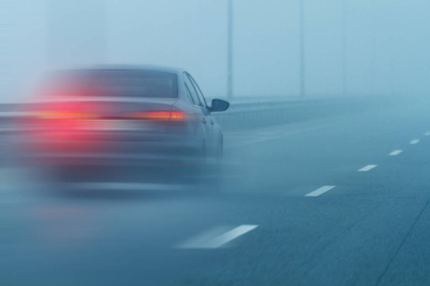 Špatná viditelnost na silnici, mlha - Fotografie, Obrázek