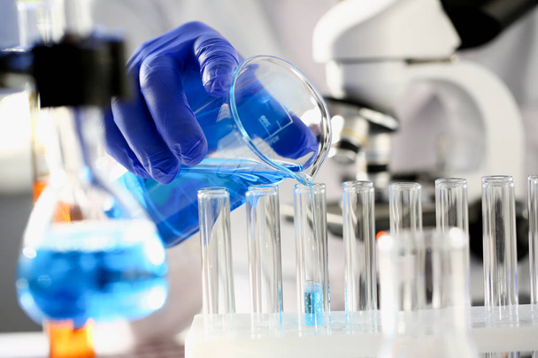Αρσενικό χημικός δοκιμαστικό σωλήνα γυαλιού κρατά στο χέρι του - Φωτογραφία, εικόνα