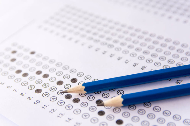 Bleistift auf Antwortbögen oder standardisiertem Testformular mit Antworten blubberten. Multiple-Choice-Antwortblatt - Foto, Bild