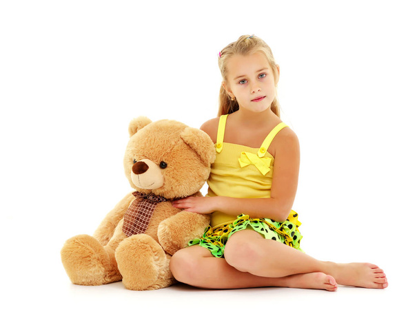 Little girl with teddy bear - Foto, immagini