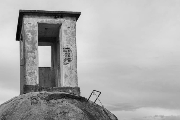 oude verlaten uitkijktoren op de top van een rots - Foto, afbeelding