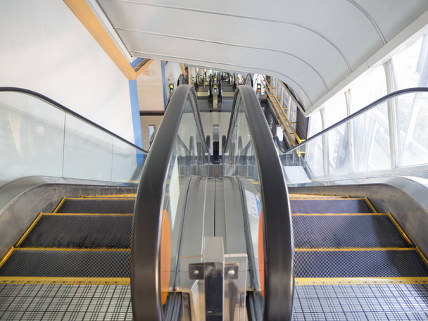 moderní linka žluté eskalátor v nákupní centrum - Fotografie, Obrázek