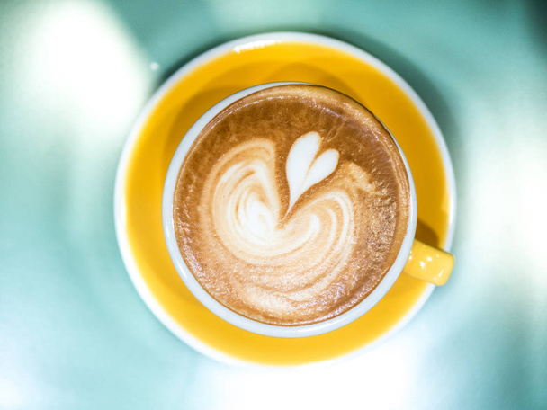 Top view hot coffee cup latte art - Foto, Imagem