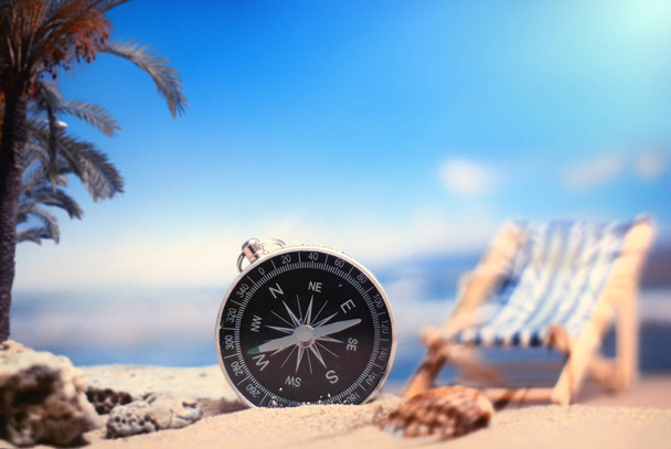時間旅行。海の背景にサンゴ砂の上ラウンジ コンパス、ヤシの木、寝椅子と観光のためのアイデア - 写真・画像