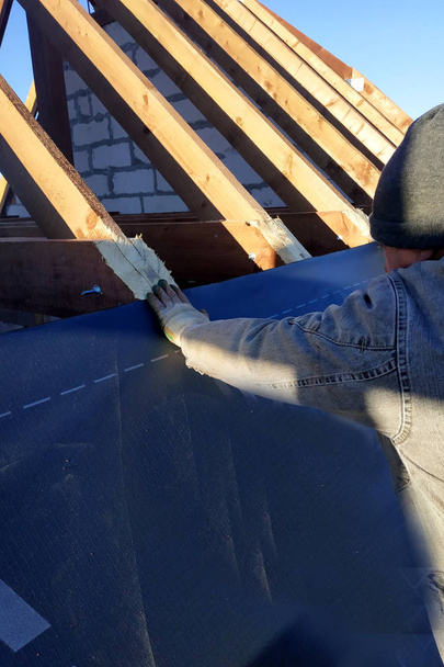 L'agrafeuse de travail se fixe au gidrobarier rafter 2019
 - Photo, image