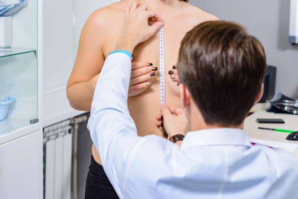 Examen del cirujano plástico. Las manos del médico y el pecho de la paciente, midiendo la simetría del centro de la mama en un estado de calma
 - Foto, Imagen