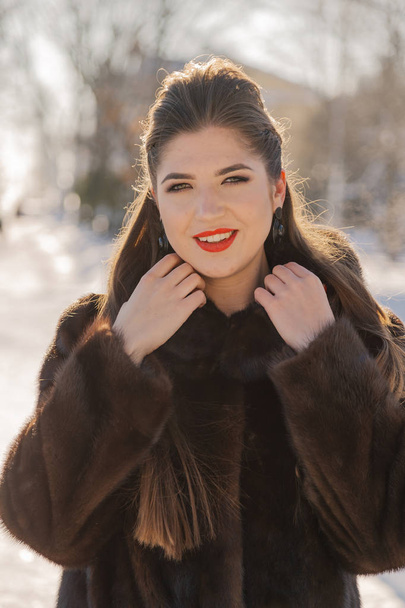 Beautiful and sexy girl posing in winter - Φωτογραφία, εικόνα