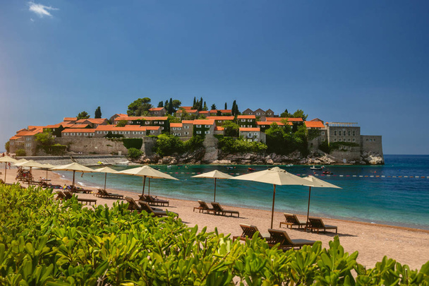 Зонтик и красивый пляж на Адриатическом море. Черногория
 - Фото, изображение