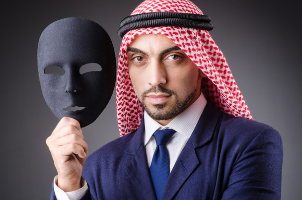 Árabe con máscaras en estudio oscuro
 - Foto, Imagen