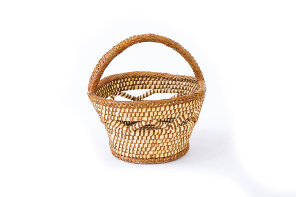 cestas de mimbre típicas de la artesanía castellana, sobre fondo blanco, Castilla y León, España. - Foto, imagen