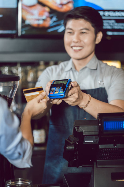 Client effectuant un paiement sans fil par carte de crédit
 - Photo, image