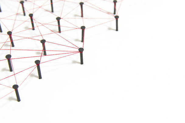 Łączenie podmiotów, mediów społecznościowych, sieci komunikacyjnych, połączenie między dwiema sieciami. Symulacja sieci na białym papierze połączone razem tworzone przez czarny gwóźdź i czerwony zmienia - Zdjęcie, obraz
