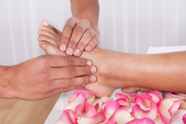 Hand Massaging Foot In Spa - Фото, зображення