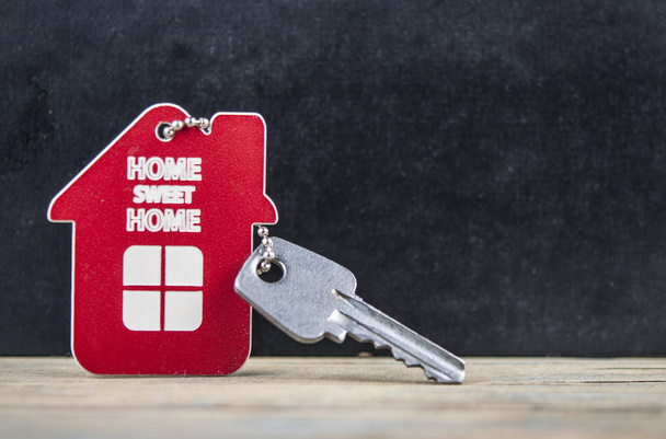 Dům symbol s stříbrnými klíči na dřevo. Real estate koncept - Fotografie, Obrázek