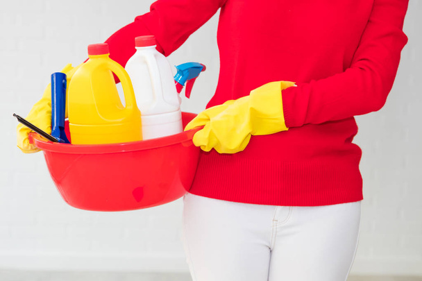 femme avec ustensiles et produits de nettoyage
 - Photo, image