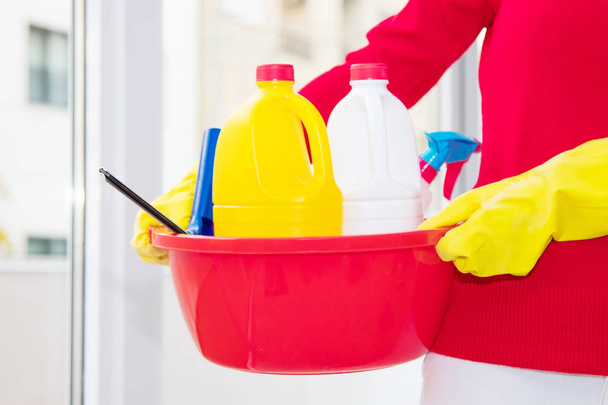 Kobieta z naczynia i produkty do czyszczenia - Zdjęcie, obraz