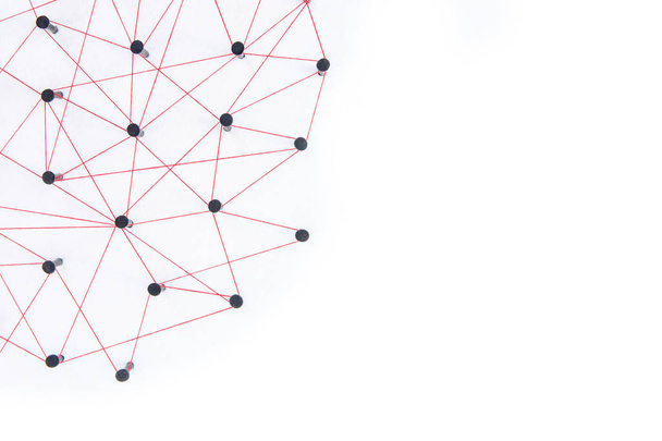 Connettere il concetto di reti - rete connessa con il filato rosso su carta bianca con spazio di copia. Simulatore di connessione social media, internet, comunicazione tra persone, Entità di collegamento
 - Foto, immagini