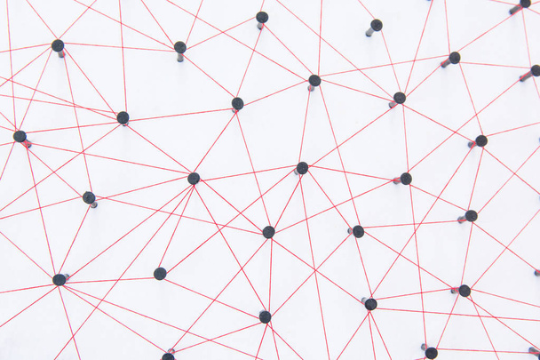 Σύνδεση δικτύων έννοια - δίκτυο συνδέεται με νήματα κόκκινο σε λευκό χαρτί με αντίγραφο χώρο. Προσομοιωτή σύνδεση κοινωνικών μέσων μαζικής ενημέρωσης, Διαδίκτυο, άνθρωποι επικοινωνίας, σύνδεση οντοτήτων - Φωτογραφία, εικόνα