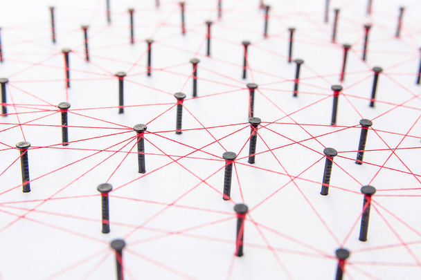 verbindendes Netzwerkkonzept - mit Garn rot auf weißem Papier verbundenes Netzwerk mit Kopierraum. Simulator-Verbindung soziale Medien, Internet, Menschen-Kommunikation, Verknüpfung von Einheiten - Foto, Bild