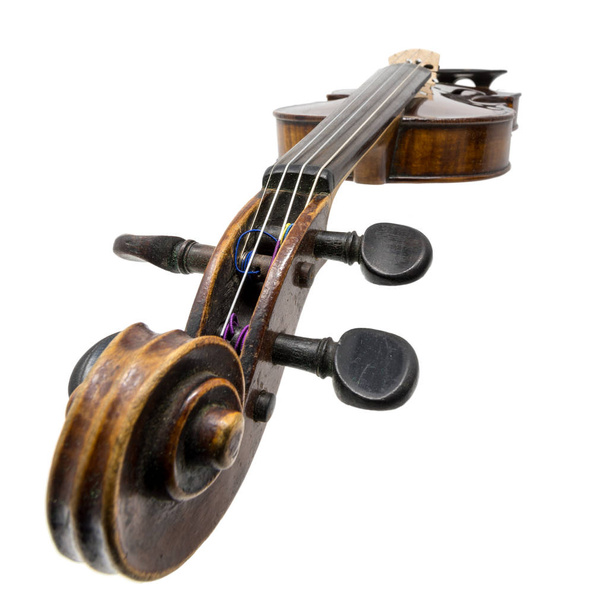 Старая темно-коричневая антикварная скрипка изолирована на белом
 - Фото, изображение