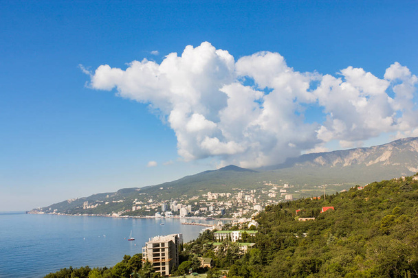 Yalta sahil üzerinde gözlem platformu üzerinden görüntülemek. - Fotoğraf, Görsel