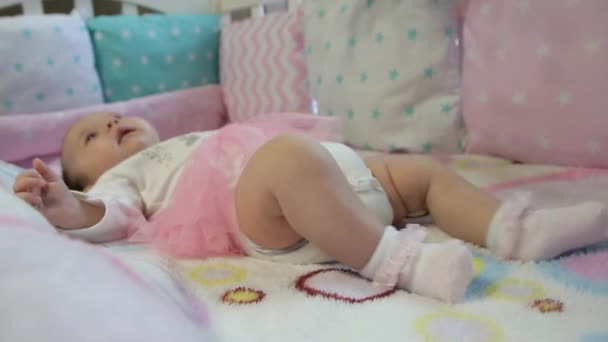 baby is liggend in de wieg en geeuwen - Video