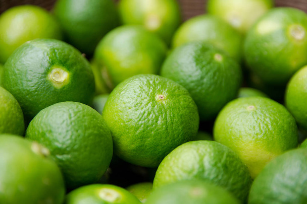Limoen Citrus vruchten achtergrond. Verse, sappige limoenen. Gezonde voeding - Foto, afbeelding
