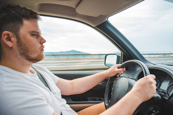концентрована людина, що керує автомобілем на швидкісному шляху. концепція способу життя
 - Фото, зображення